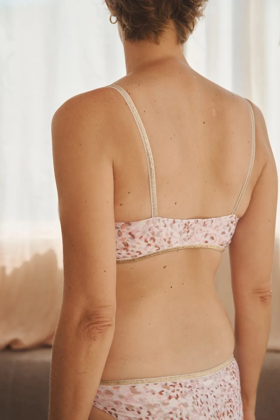 Vue de dos de la brassière : bretelles fines et bande dorsale sans armature