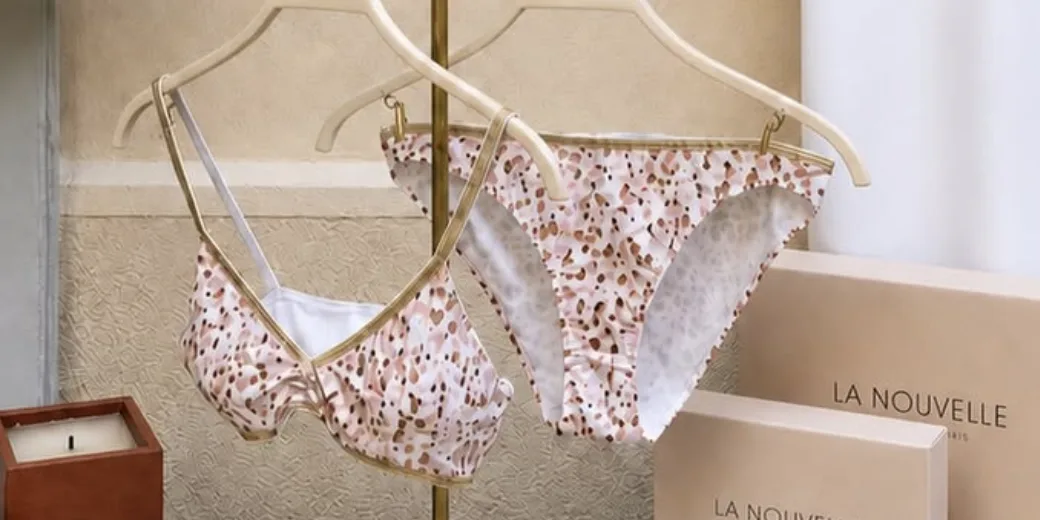 La lingerie de la collection capsule, imprimé fleuri rose, sur un portant