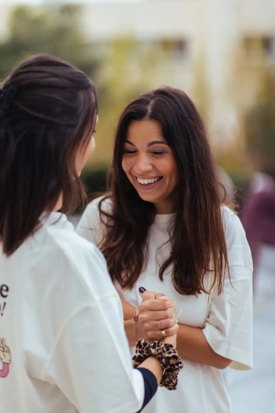 Deux adhérentes en tee-shirt du club rient ensemble